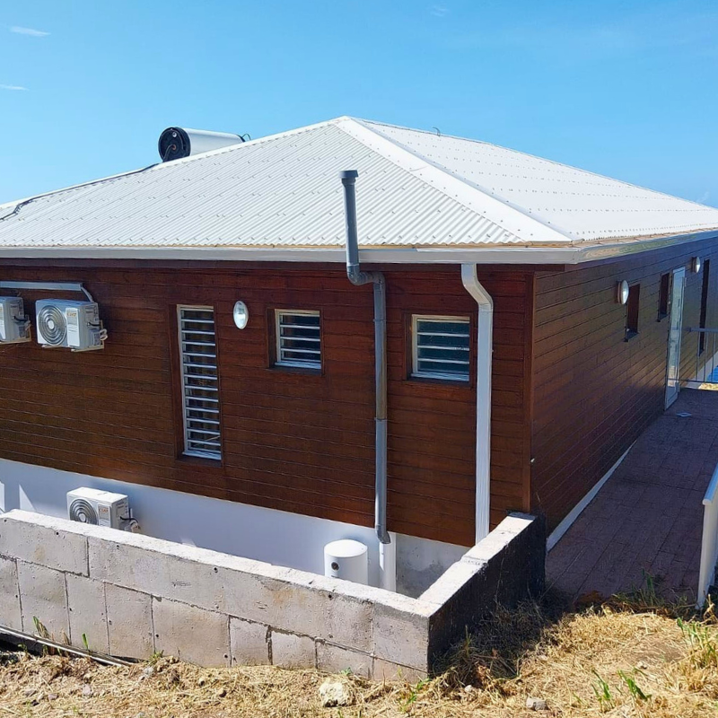 Vue arrière de la Villa Lerenia avec finition bois et une vue imprenable sur la mer.