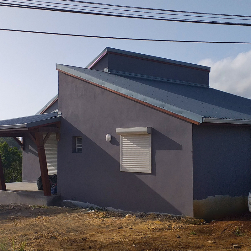 Villa Coudair terminée avec toiture à pans multiples, terrain stabilisé – TBS Construction AMO & MOE TCE